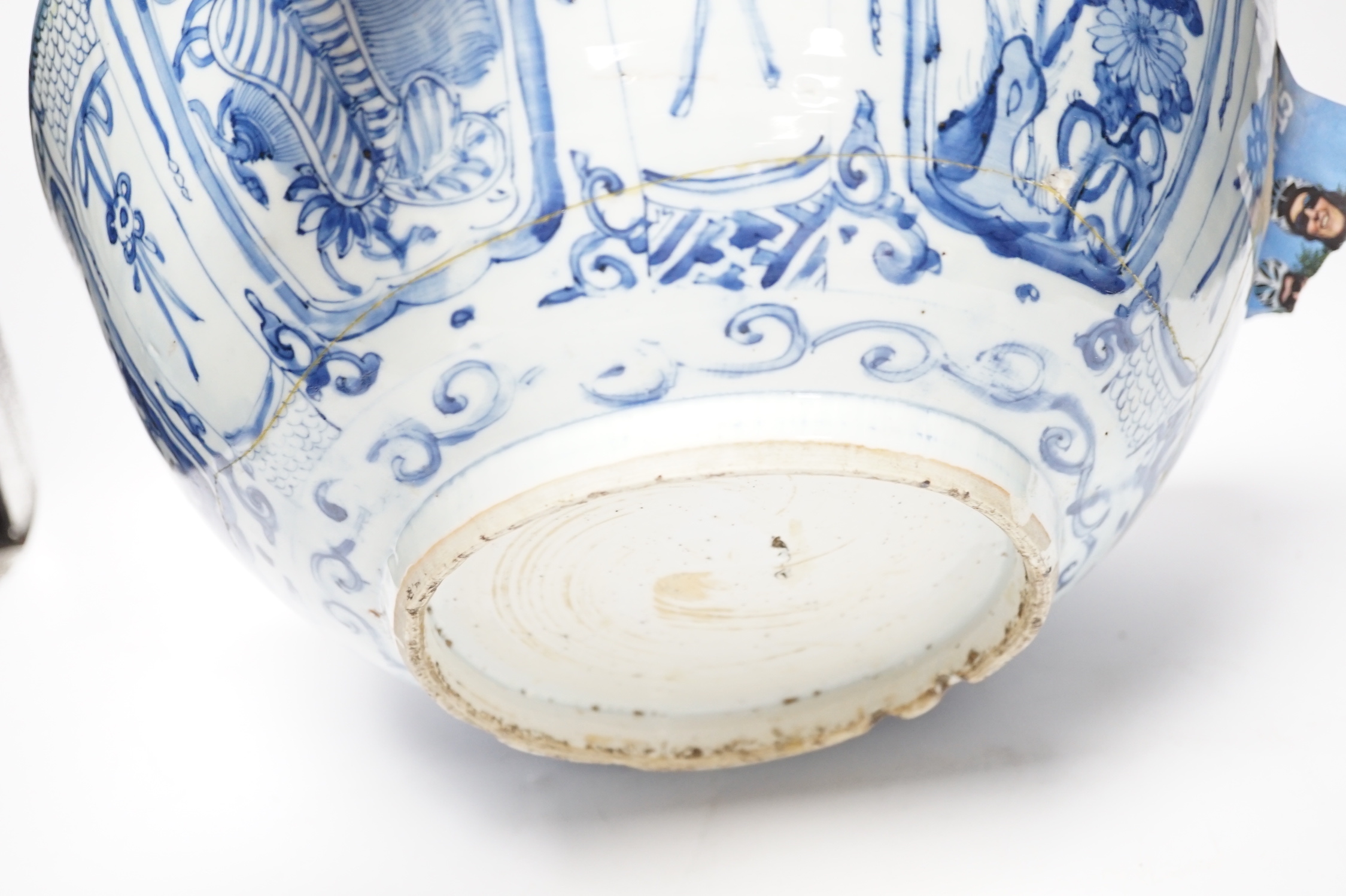 A large Chinese Kraak blue and white bowl, early 17th century, 34.5cm diameter (a.f.)